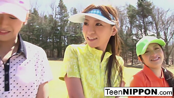 Guarda Due Adorabili Teenager Asiatiche Giocare A Uno Strip Golf Birichino. Non Perdere Questo Spettacolo Piccante!