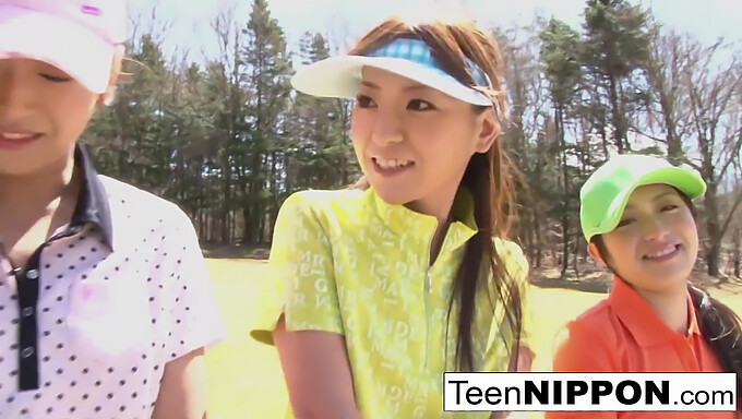 Adolescentes Asiatiques S'Engagent Dans Un Jeu Coquin De Strip- Golf