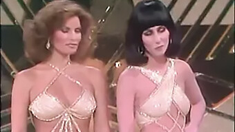 Cher A Raquel Welch V Klasických Topánkach Na Vysokom Podpätku