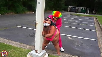 Isorintainen Latina Jaidyn Venus Saa Peppunsa Täytettyä Gibby The Clownilla