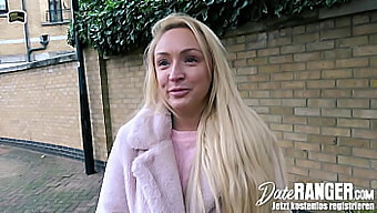 Schattige Blonde Britse Babe Amber Deen Laat Haar Twerk-Vaardigheden Zien En Geeft Oraal Op De Eerste Date