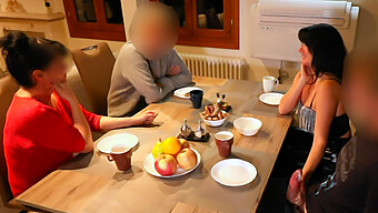 Ich Gab Ihm Einen Handjob In Einem Öffentlichen Restaurant Und Er Schoss Seine Ladung