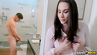 Gros Seins Et Grosse Bite: La Belle-Mère Cougar Chanel Preston Prise Dans La Salle De Bain