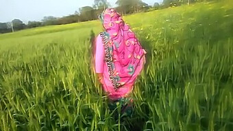 Indian Bhabhi Outdoors: Amateur Indian Bhabhi Gets Naked In Public For Your Pleasure