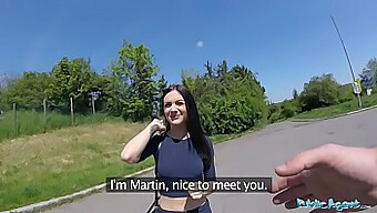 Amatérske Video Lullu Gun Obsahuje Skutočného Amatéra, Ktorý Jazdí Na Penise Na Verejnosti.