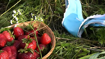 Fille À La Chatte Fraise En Gros Plan