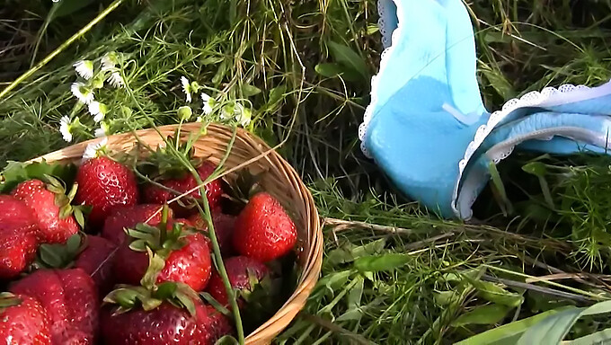 ¡fresas Y Primeros Planos: Una Experiencia Deliciosamente Sensual!