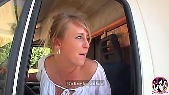 Blond Milf Får En Hård Anal Knull Av Två Killar