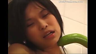 Masturbazione Solitaria Della Giovane Asiatica Emma Cucumber