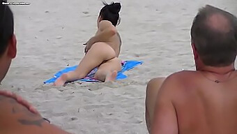 Une Exhibitionniste Amateur Profite De Sexe En Plein Air Sur La Plage