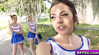 Cheerleaders و مربی آنها در یک جلسه جنسی گروهی وحشی افراط می کنند