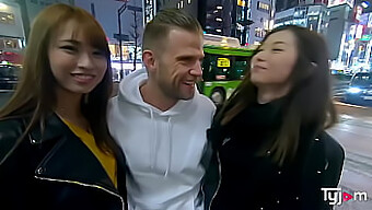 Små Japanske Jenter Mona Ayami Og Tsubaki Kato Nyter En Stor Kuk I En Trekant