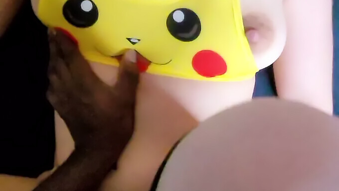 Una Sexy Ragazza Francese In Un Cosplay Pikachu Viene Leccata E Scopata Nel Culo