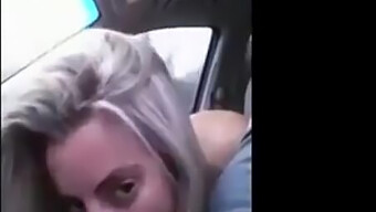 Blonde Yang Sedang Menghentak Kereta Mendapat Pancutan Air Mani Di Mulutnya