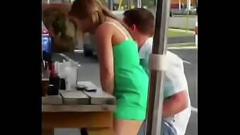 Lovebirds Fazendo Sexo Em Um Banheiro Público