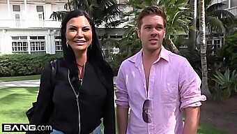 Milf Jasmine Jae Ukazuje Svá Velká Prsa A Kundičku Na Pláži