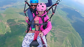 Memancutkan Air Mani Di Paraglide: Naik Liar