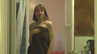 Masturbation Dans La Salle De Bain: Regarder Maman Prendre Son Pied