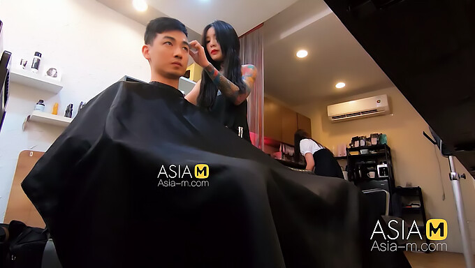 18-Årig Asiatisk Skønhed Udforsker Sin Seksualitet I Amatør Barber Shop Video