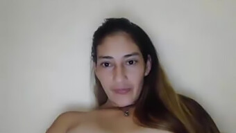 Pamelita, O Latină De 19 Ani, Se Arată Pe Skype