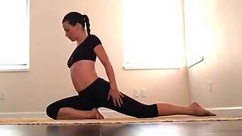 Buổi Tập Yoga Của Evangeline Lilly Với Một Người Phụ Nữ Trưởng Thành