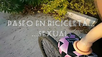 Juego Con Un Consolador En Una Bicicleta Sexual