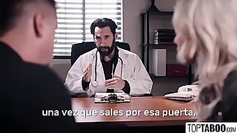 Pareja Acepta La Oferta Del Médico Para Ayudar Con La Fertilidad