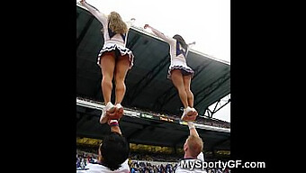 Chicas Universitarias Reales En Poses De Animadoras