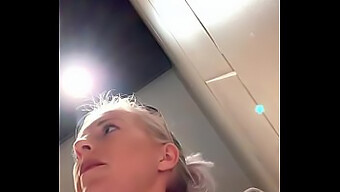 Blond Bomba Palcuje Się Publicznie