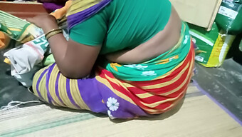 Une Tante Indienne Aux Gros Seins Naturels Se Fait Baiser Par Derrière