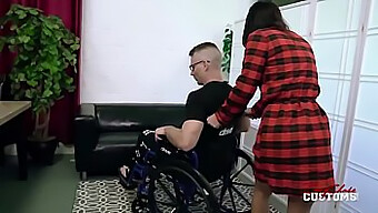 Iubita Milf Cu Sânii Mari Își Seduce Iubitul Cu Handicap Și Primește Creampie