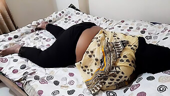 Asyalı (Hintli) Genç (18+) Çıplak Oldu Ve Erkek Arkadaşıyla Ilk Desi (Hindistan) Seksini Deneyimledi