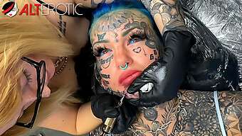 Fata Tatuată Primește Un Piercing Facial În Acest Videoclip Uimitor