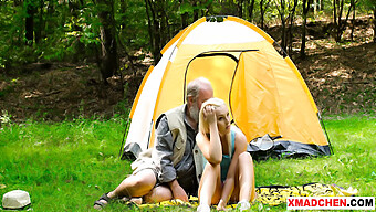 Tienertje (18+) Geniet Van Een Picknick Met Een Volwassen Man