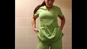 Fantezia Secretă A Unei Milf Excitată: Cumming In My Scrubs