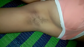 18+ Genç Kız Mastürbasyon Yapıyor Ve Amını Parmaklıyor