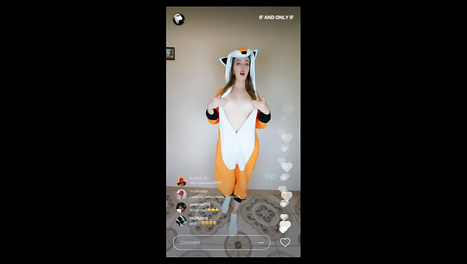 Tiktok Blowjob Challenge: Vollbusiges Mädchen Lutscht Und Schluckt Sperma In Der Öffentlichkeit