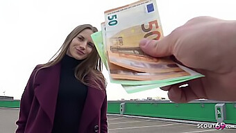 Pouličná Pickup Modelka Stella Dostáva Svoju Tesnú Kundičku Natiahnutú Nemeckým Skautom