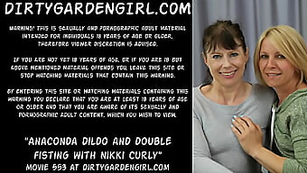 Nikki Curly Og Donna Flower Hengiver Sig Til Anal Leg Med En Anaconda Dildo