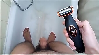 En Het Og Frekk Barberingsøkt På Badet Med En Stor Kuk