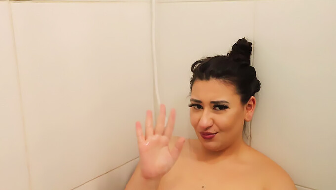 Amatör Latin Agatha Ludovino Tek Başına Banyo Yapıyor