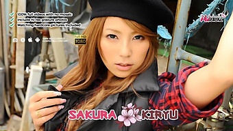 สาวผมสีน้ําตาล Sakura Kiryus ดูดจู๋ใหญ่ในวิดีโอมือสมัครเล่นนี้