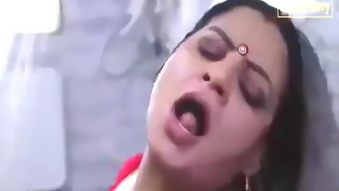 Puting Besar Cougar Sapna Dalam Video Cumshot Wajah Ini