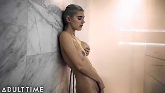 La Sensual Belleza Rusa Eva Elfie En Un Baño Caliente