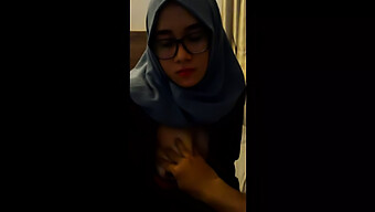 Memamerkan Keahlian Blowjob Gadis Hijab-Nya.