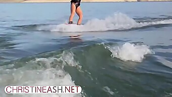 Une Milf Chaude Avec De Gros Seins En Waterski Pour Votre Plaisir