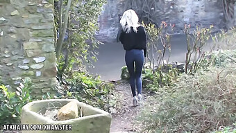 Blonde Ulrika Stript En Onthult Haar Natte, Harige Bos In Hd-Video