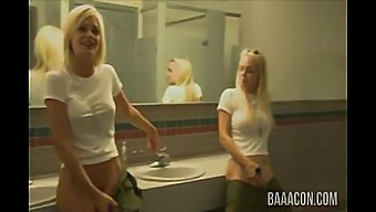 Blonda Bombnedslag Jesse Jane Och Riley Steele Turas Om I Denna Fantastiska Oralsexvideo