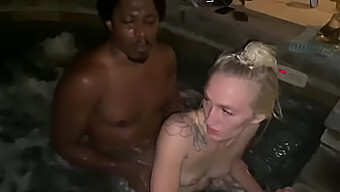 Victoria Gracen Y Daddy Panda Disfrutan De Un Poco De Diversión Caliente En La Bañera