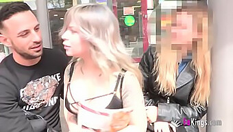 Blond Bomba Aris Dark Pokazuje Swoje Duże Naturalne Piersi W Gorącej Scenie Na Świeżym Powietrzu.